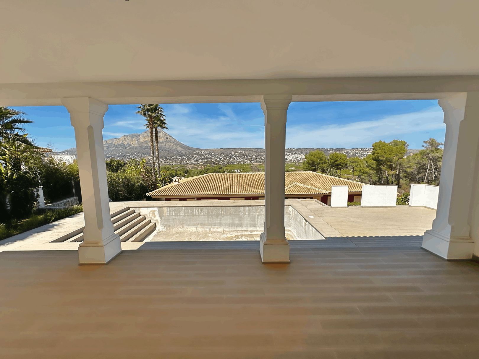 Gloednieuwe villa met 5 slaapkamers en een spectaculair uitzicht op de Montgo te koop in JaveaJavea