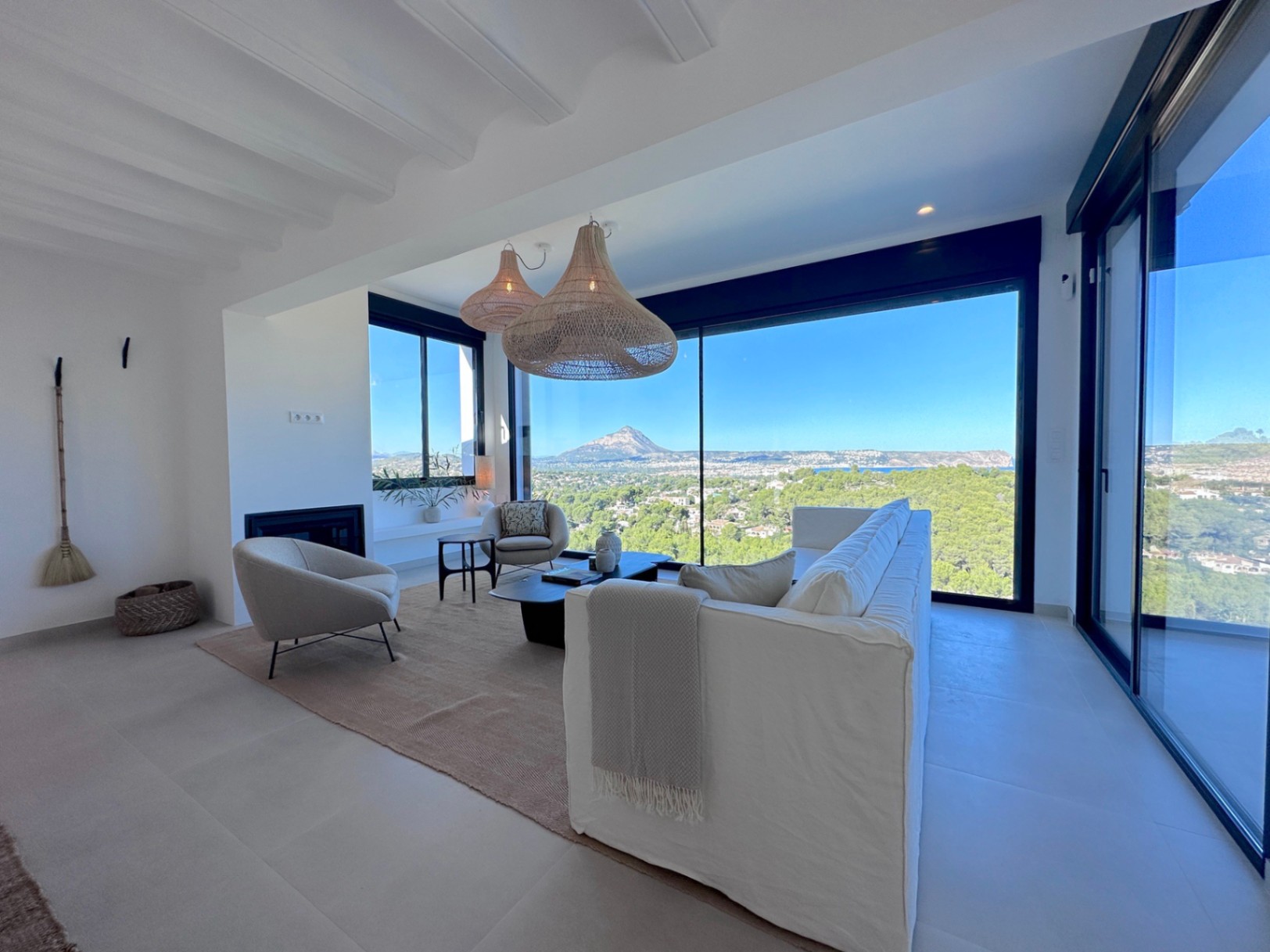 Villa 4 chambres entièrement rénovée avec vues spectaculaires à vendre à Javea
