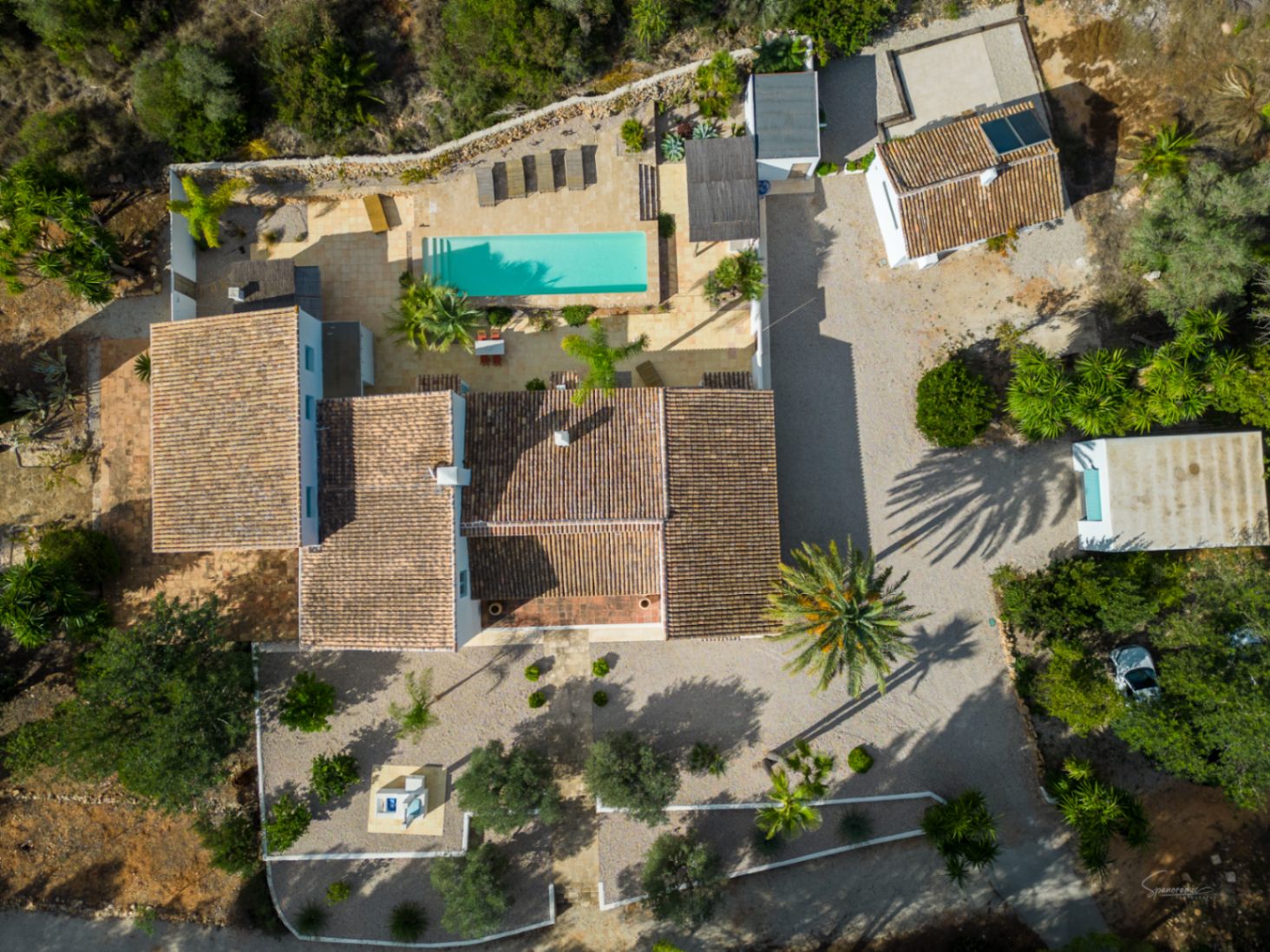 Superbe propriété avec 3 maisons indépendantes sur un terrain de 9807m² à vendre à Javea proche du golf